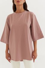 Платье-футболка цвета розовое латте