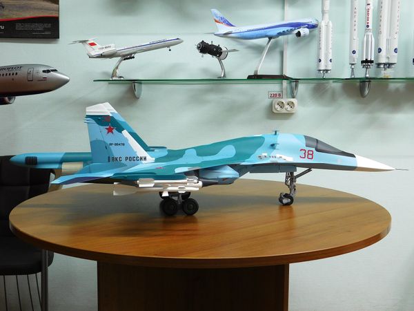 Модель самолета Су-34 в масштабе 1:20