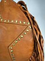 Женская сумка из натуральной вареной кожи с бахромой и заклепками цвет whisky