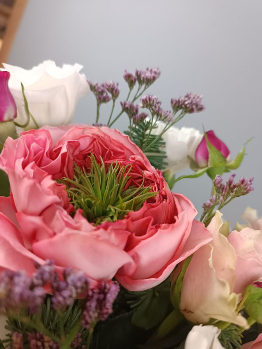 Уютная композиция с розой и белой эустомой