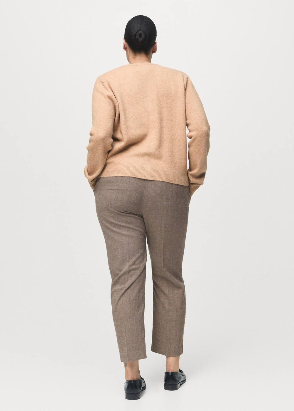 Брюки зауженного укороченного кроя в тонкую полоску