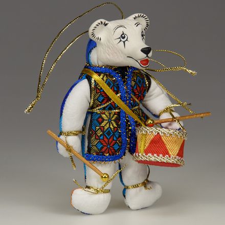Ёлочная игрушка Медвежонок в жилете с аксессуаром