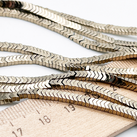 Гематит Стрелка бусины (имитация), цвет золотистый, размер около 2*3 мм, цена за отрезок 19 см (1/2 нити)