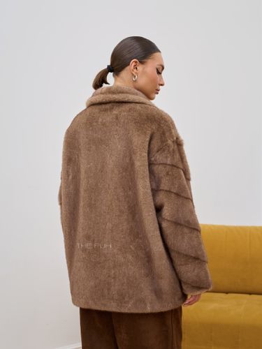 Удлиненная шуба из эко-меха с шалевым воротником