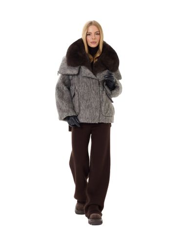 Серый шерстяной пуховик с меховым воротником