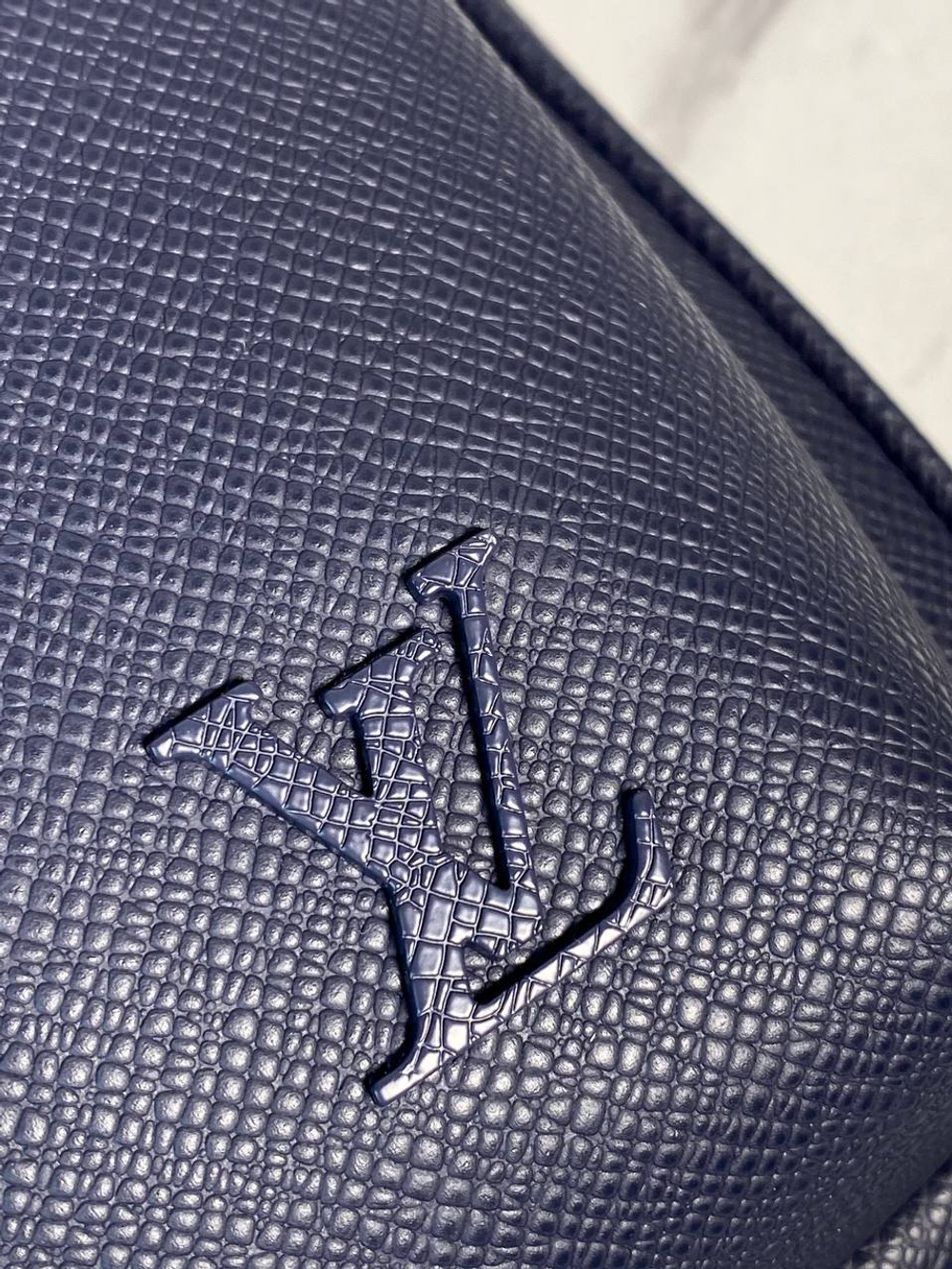 Сумка-слинг Louis Vuitton