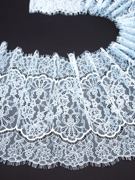 01-61 Кружево шантильи 23 см, светло-голубой