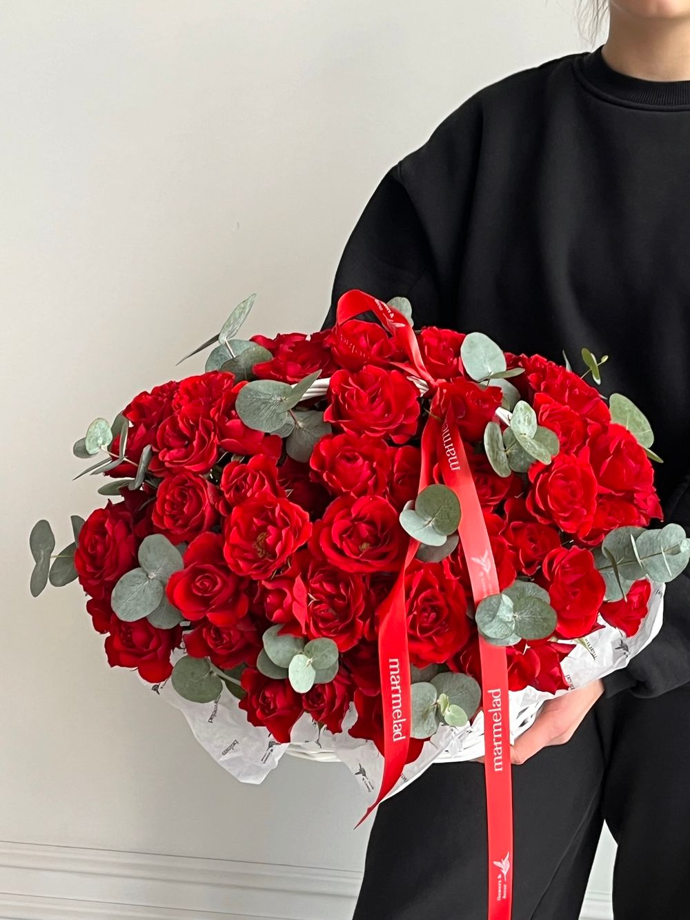 Цветочная корзина из красных кустовых роз и эвкалипта размер M