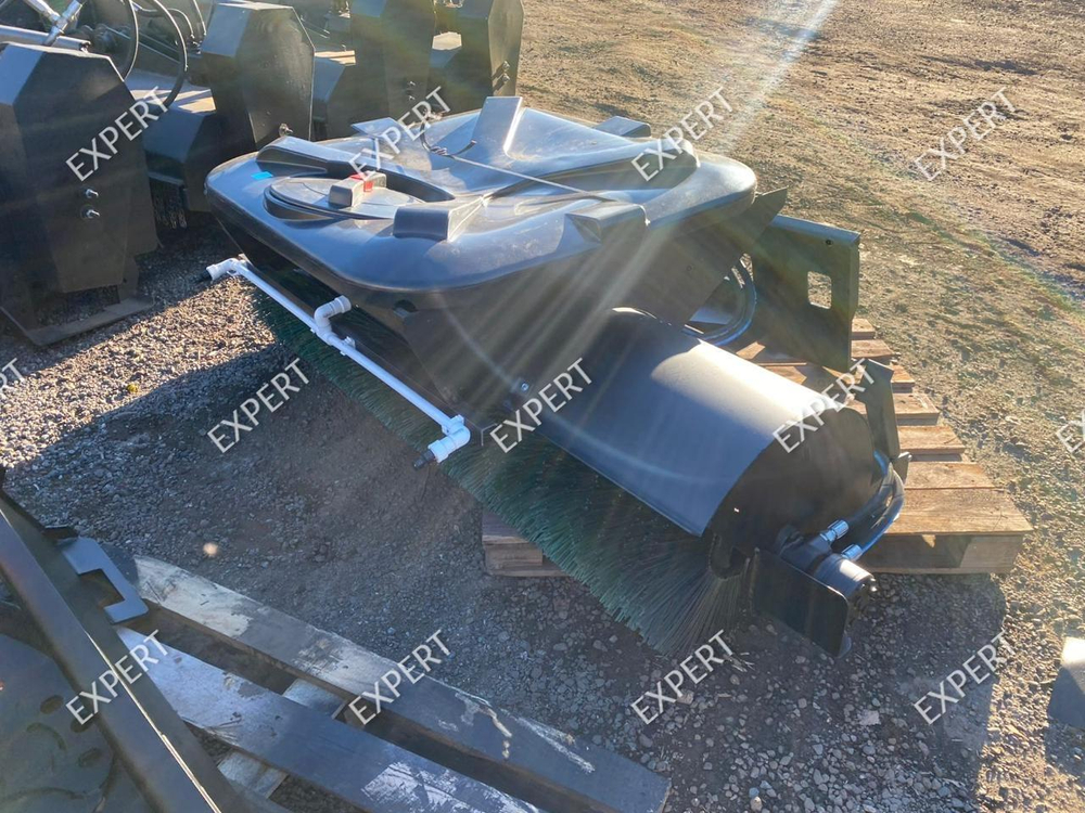 Щетка дорожная на Телескопический мини-погрузчик Manitou