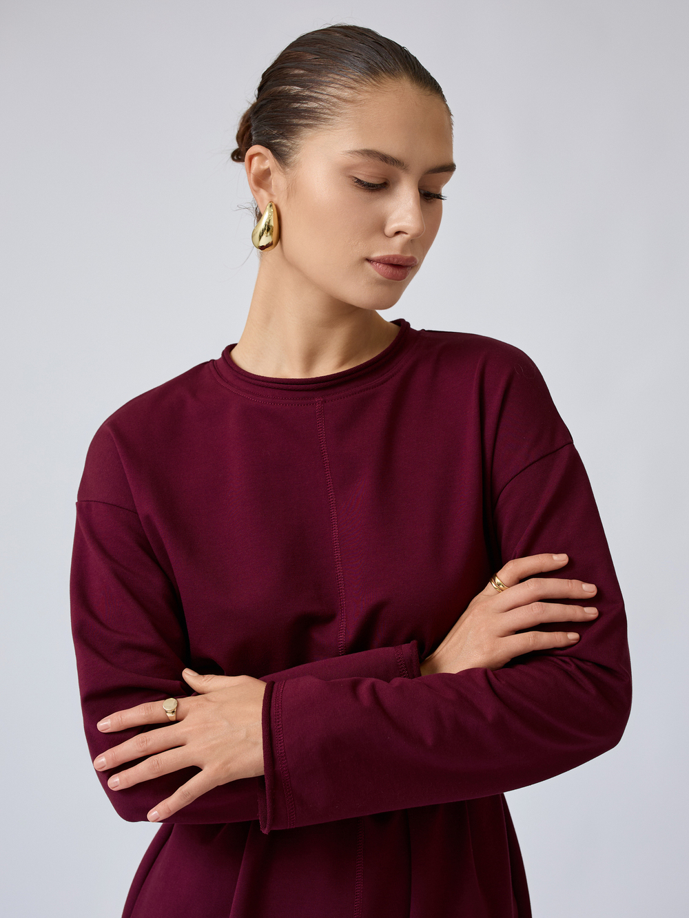 Платье с открытыми срезами из футера