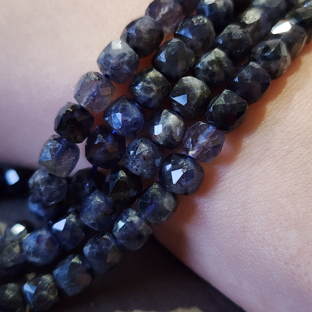 Иолит (кордиерит) природный, куб, огранка, 6.5мм, цена за нить 9.5см (1/4)