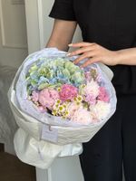 Букет сборный из гортензии, хризантемы, пионов, диантусов и ромашки