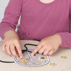 Игра-шнуровка «Веселые шнурочки». Завяжи и сосчитай яблоки, рыбок, звездочки