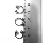Подковы, полукольца для пирсинга: диаметр 8 мм, толщина 1.2 мм, диаметр шариков 4 мм. Сталь 316L.