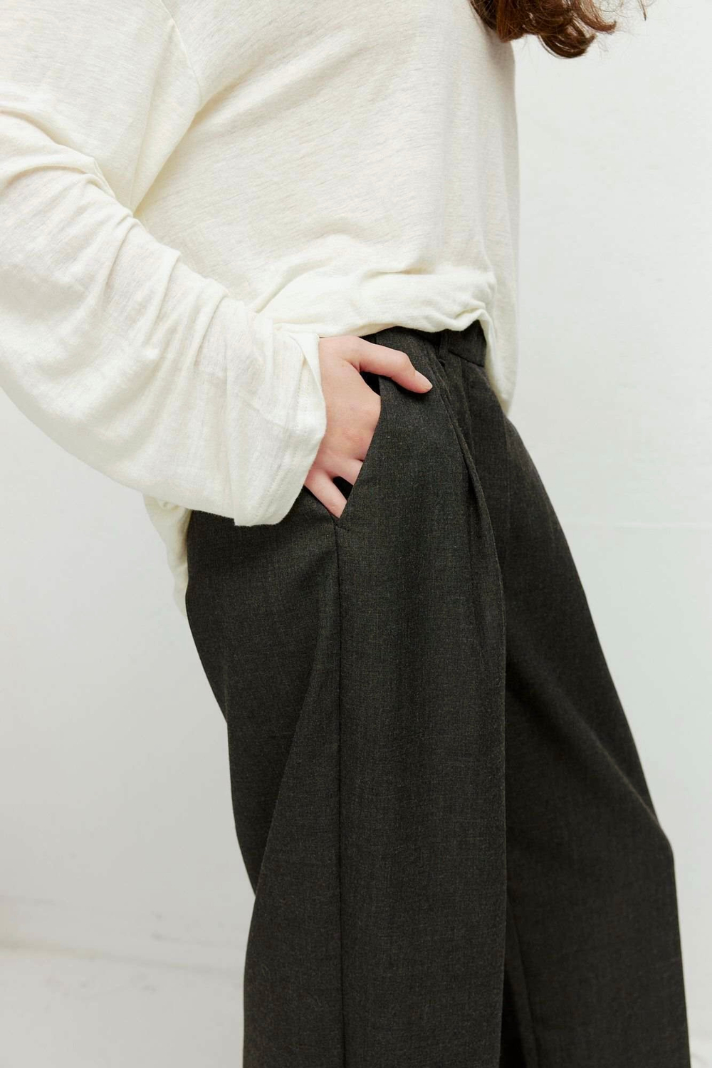 Брюки со складками из тонкой темно-серой шерсти