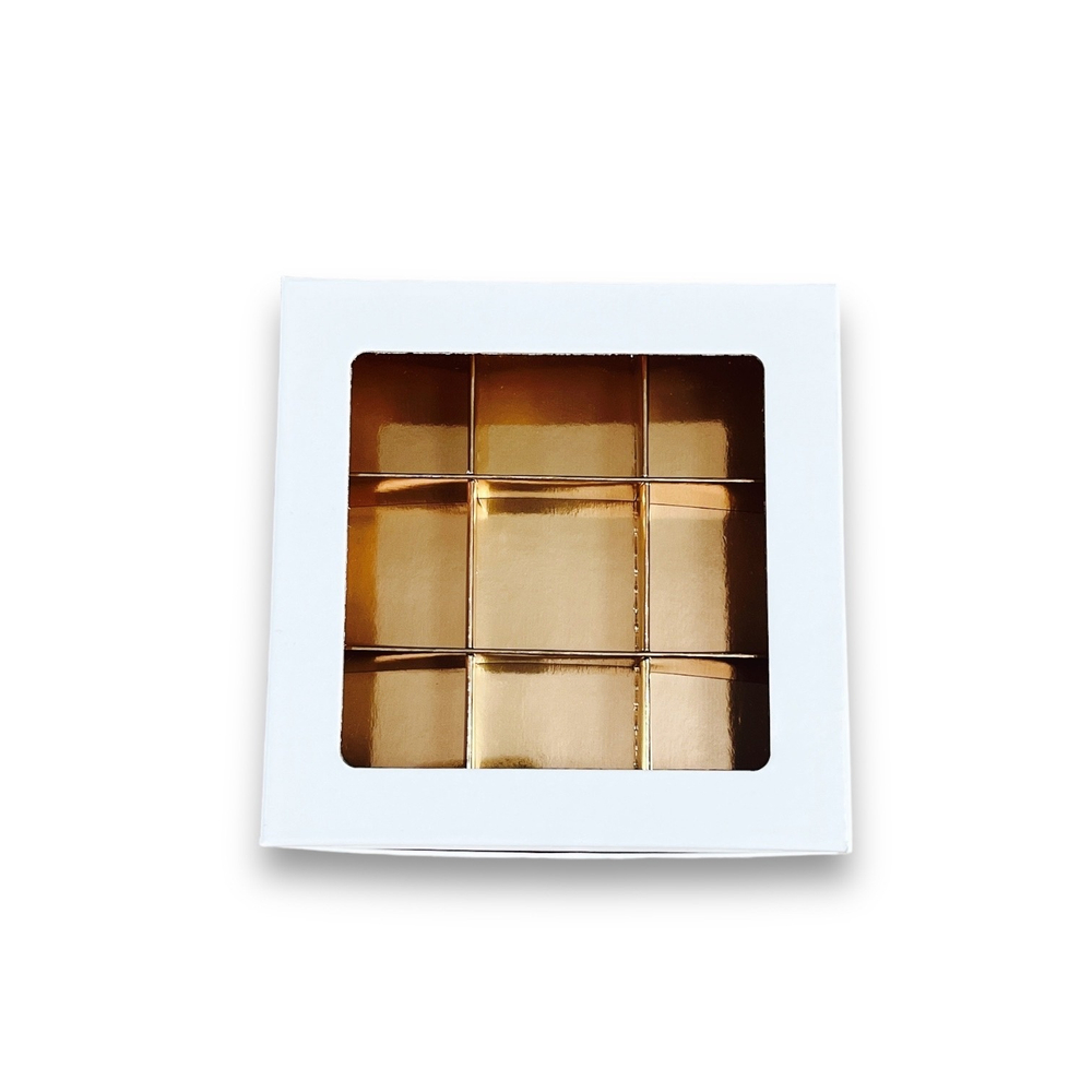 Коробка для конфет ПРЕМИУМ с большим окном 160*160*45 (9) (белая/золото)