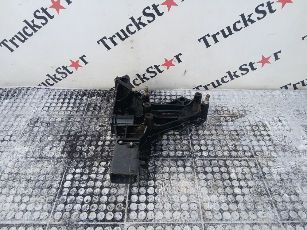 Кронштейн буксировочный левый