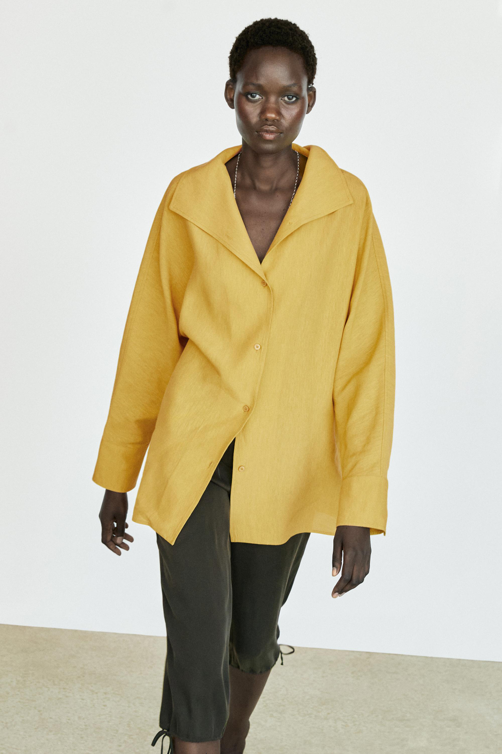 Massimo Dutti Струящаяся рубашка из льна с акцентным воротником, горчично-желтый