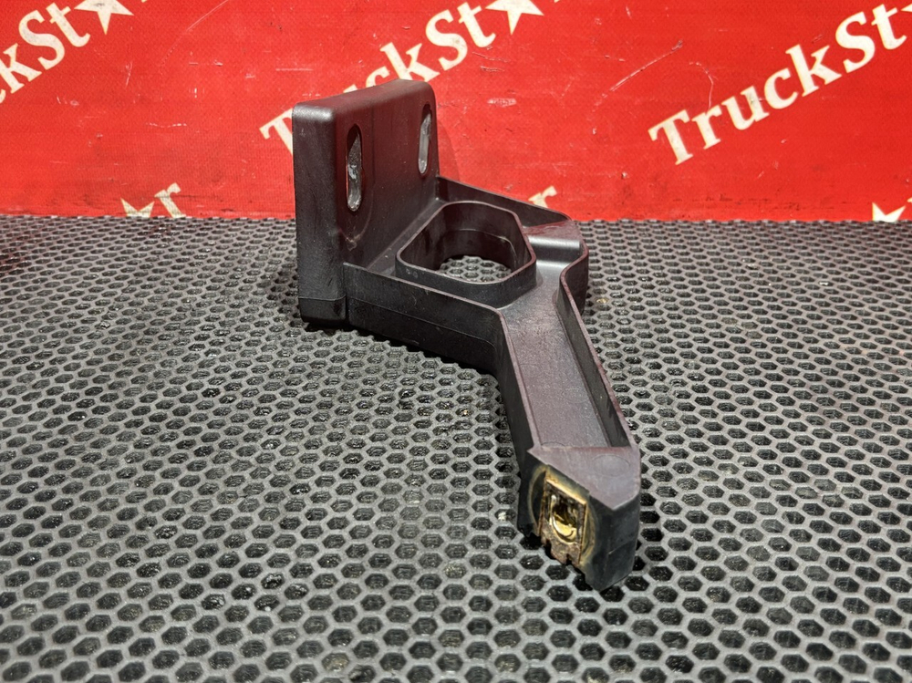 Кронштейн солнцезащитного козырька правый