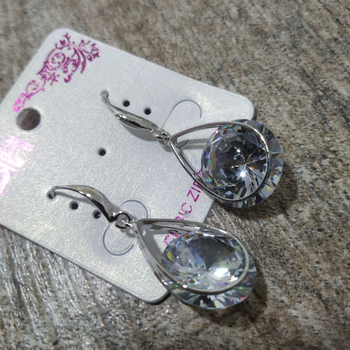Серьги на англ.заст. Cubic Zirconia кристалл круг в оправе капля цвет прозрачный металл серебристый