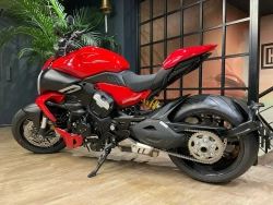 Ducati Diavel V4 (2025) RED