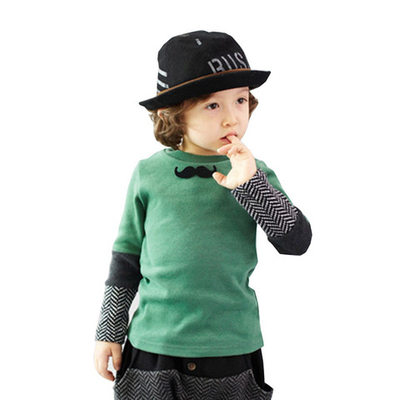 Лонгслив с контрастными вставками на рукавах и аппликацией усов