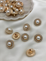 Шляпка под установочные кнопки жемчуг в обрамлении из страз в золотистом металле