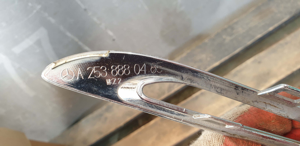 Молдинг решетки радиатора Mercedes GLC (X253) 15-19 Б/У Оригинал A2538880485