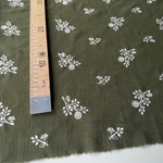 Полулен с вышивкой на оливковом фоне