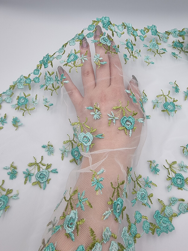 Вышивка на сетке белый/ментол/зелёный К729