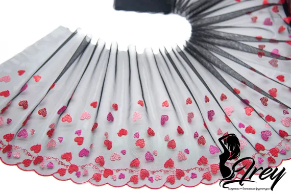 05-45 Вышивка на неэл. сетке 28 см, сердечки (правая)