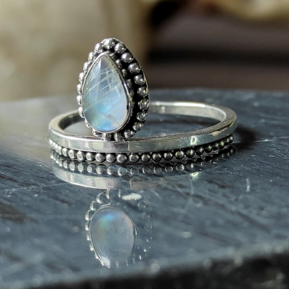 Кольцо КАПЛЯ-3, лунный камень/серебро