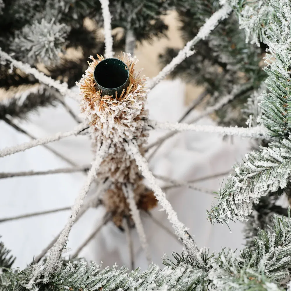 Заснеженная елка с шишками «Saint Paul» (Литая+пвх) 210 см / 2,1 м