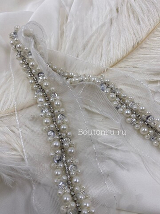 Тесьма на белой сетке с жемчугом и стразами