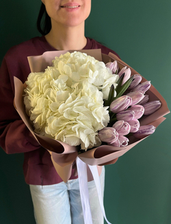 Дуэт гортензии и тюльпанов