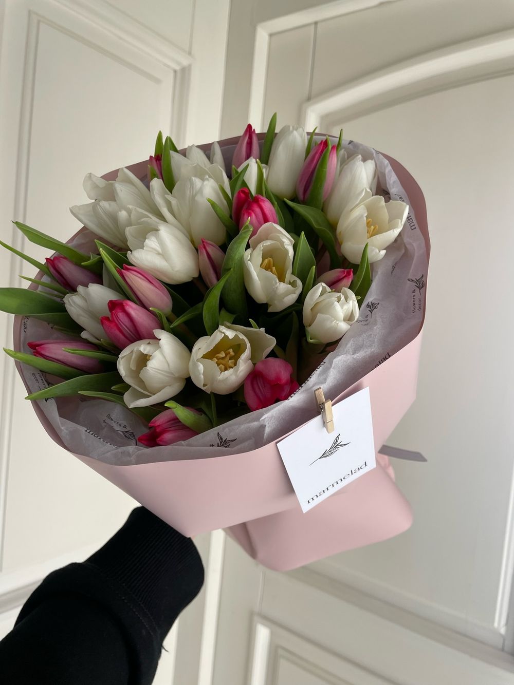 Букет из 25 белых и ярко-розовых тюльпанов