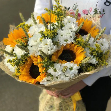 Букет из подсолнухов и хризантем "Особый случай"