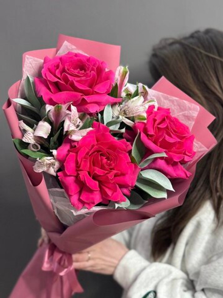 Дуо-букет с малиновыми французскими розами и альстромериями