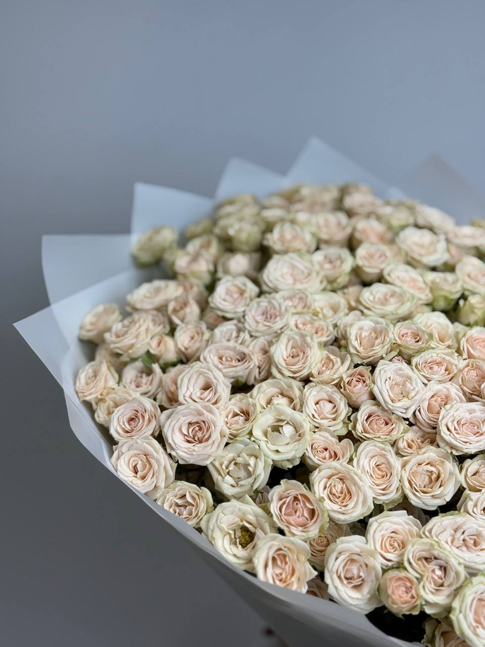 Чудесный букет с кустовой розой