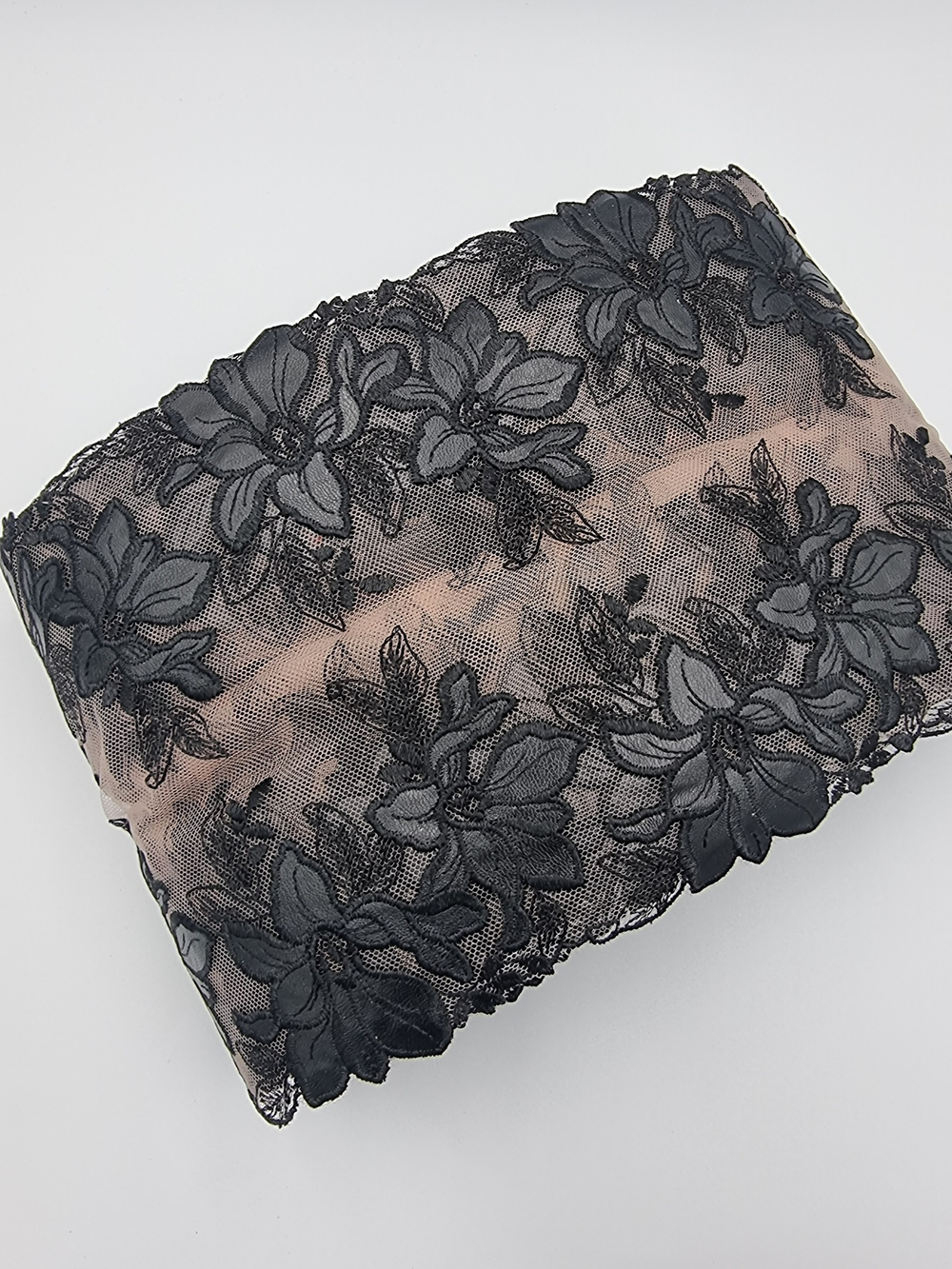 Вышивка на сетке телесный/черная кожа К772