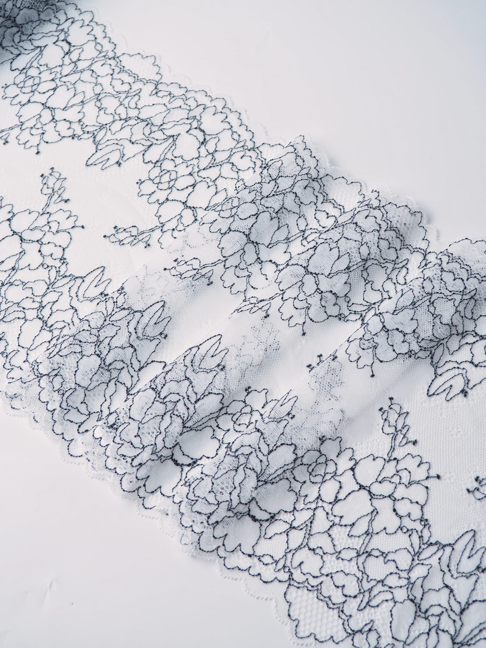 Эластичное кружево холодное белое с черной нитью ширина 25 см