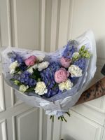 Букет из гортензии, хризантемы, дельфиниума лизиантцса и пионов