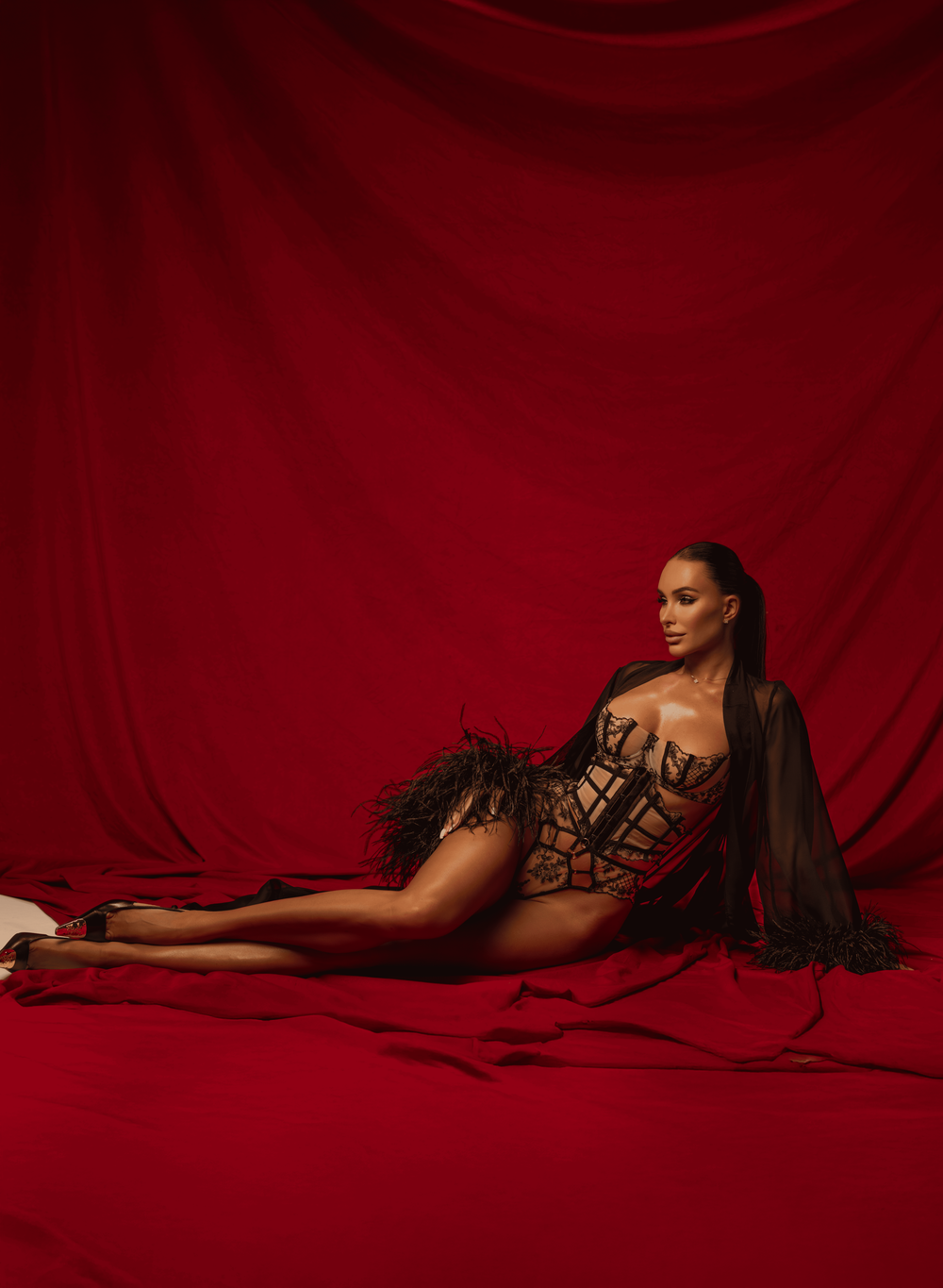 Пеньюар в черном цвете со страусиным боа