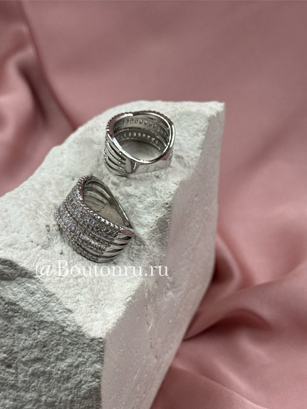 Кольцо серебристое многослойное с декоративными камнями в обрамлении страз