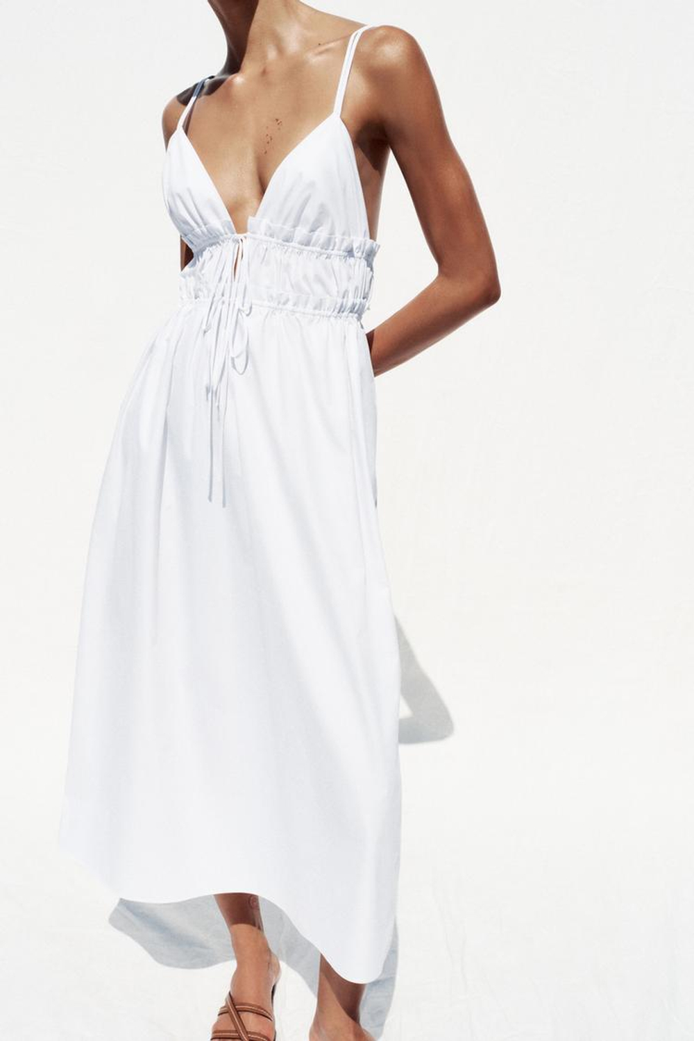 ZARA ПЛАТЬЕ МИДИ ИЗ ПОПЛИНА НА БРЕТЕЛЯХ, БЕЛЫЙ