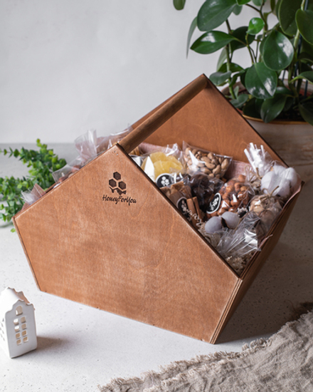 Подарочный набор орехов и сухофруктов в деревянном ящике с ручкой