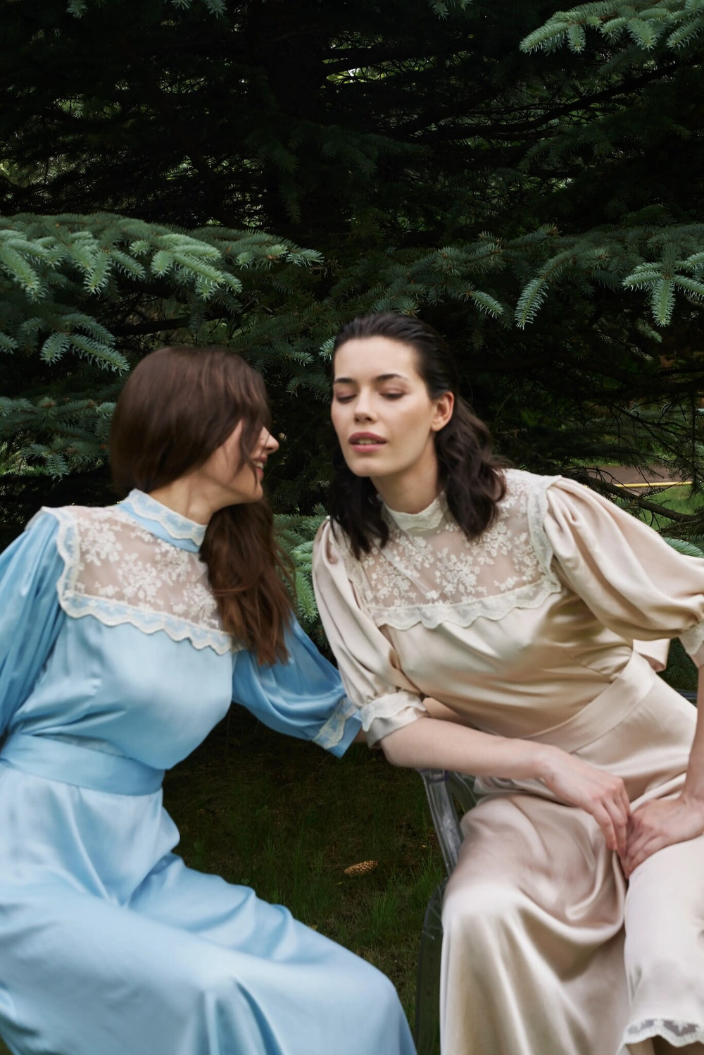 Платье миди со вставкой на груди бежевое