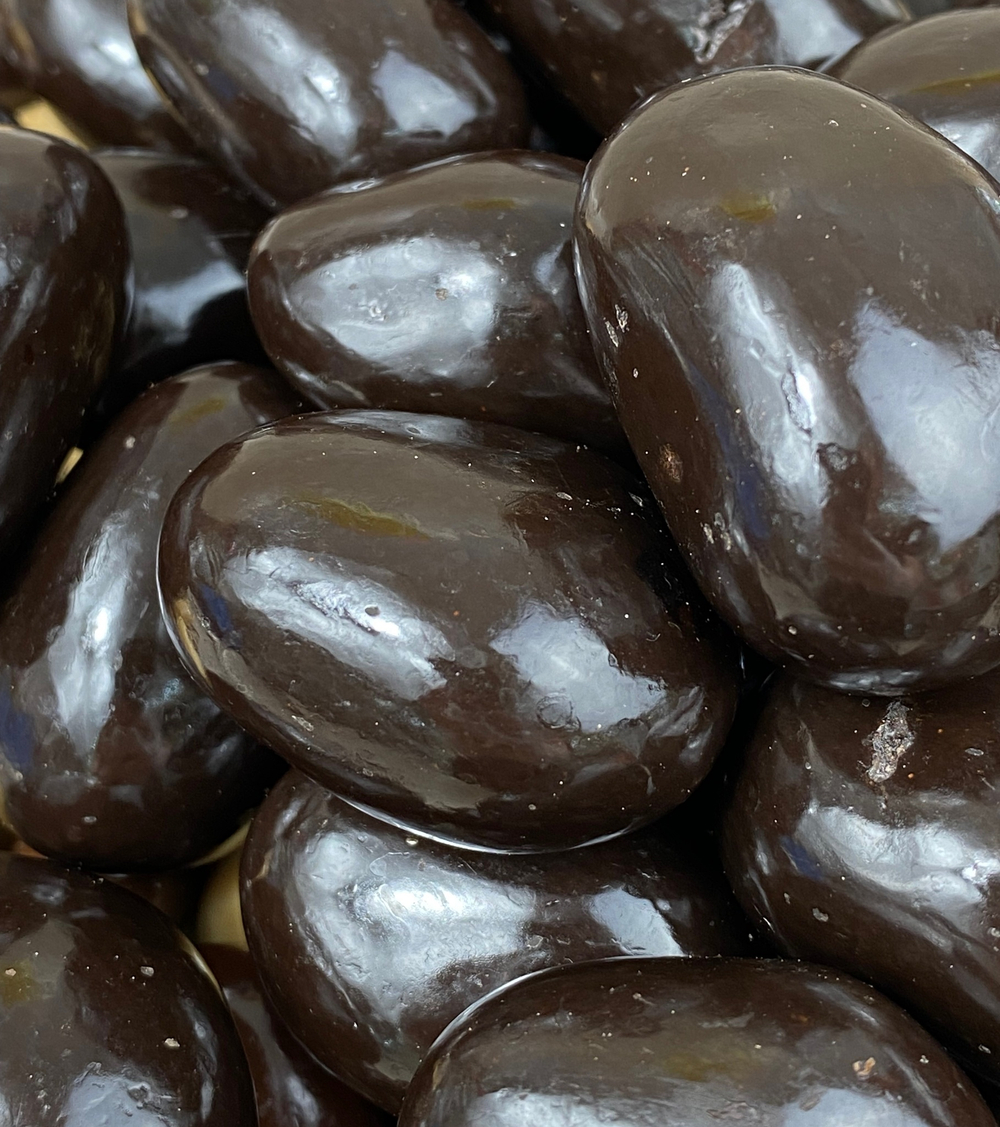 Финик с миндалем в темной кондитерской глазури 100г