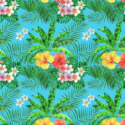 Пальмовые листья с тропическими цветами