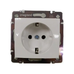 Розетка Legrand Valena + рамка 3 поста Белая